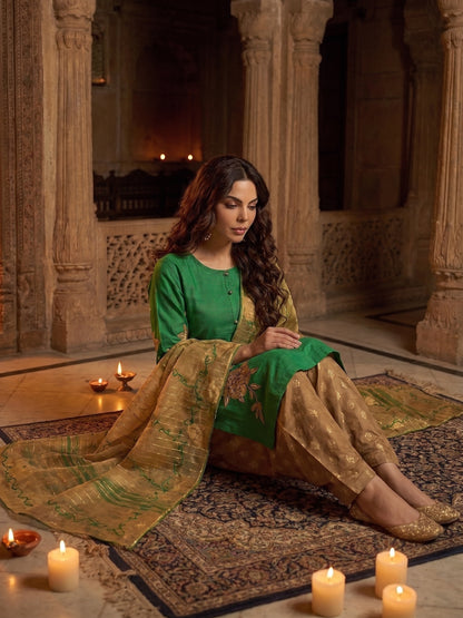 Emerald Court – Aari Embroidered Silk Lawn 3 Piece Suit