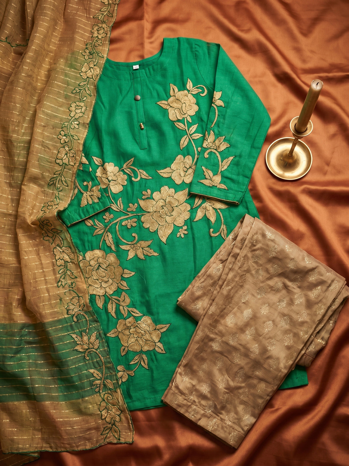 Emerald Court – Aari Embroidered Silk Lawn 3 Piece Suit